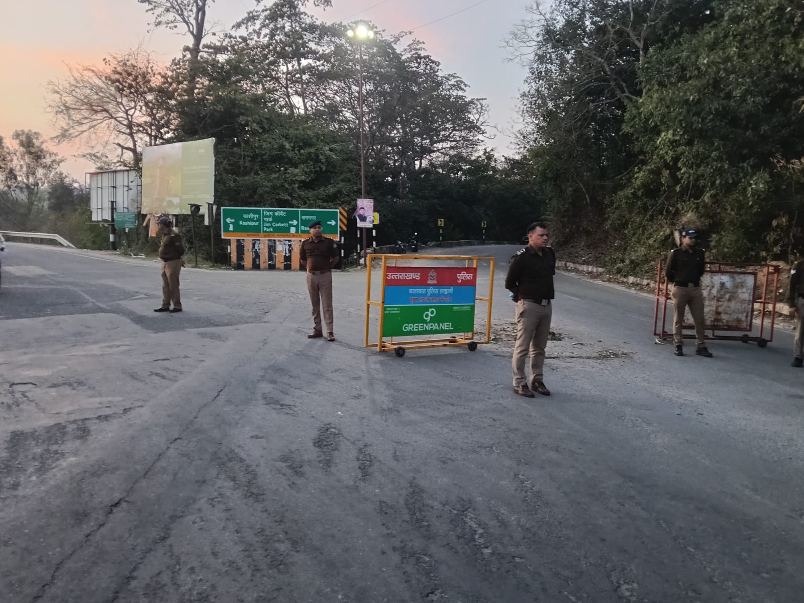 रामनगर में पुलिस का सख्त अभियान: 36 वाहनों के चालान, 8 बाइक सीज